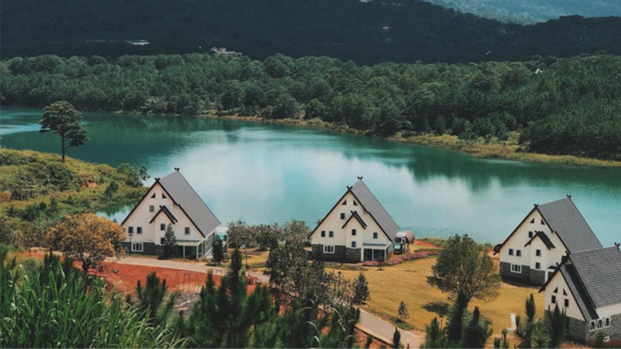 khung-canh-ben-ho-tuyen-lam-tai-da-lat-wonder