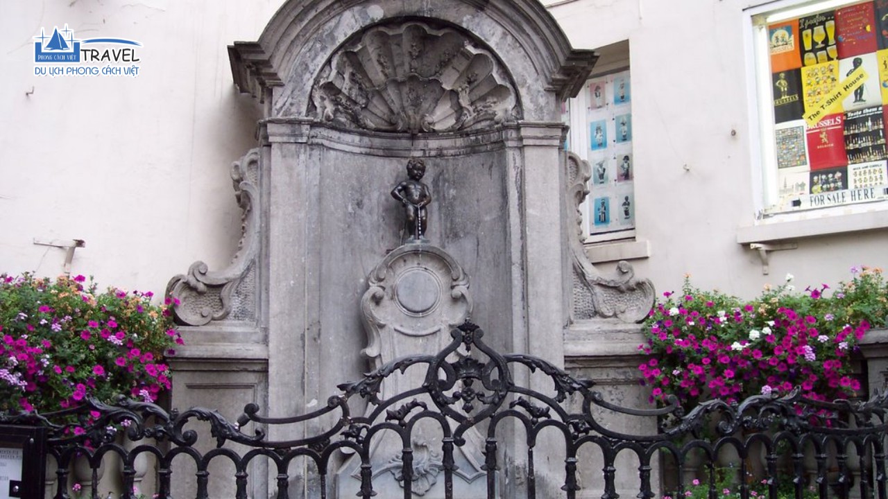 chu-be-dung-te-manneken-pis-tour-phap-lux-bi-duc-ha-lan