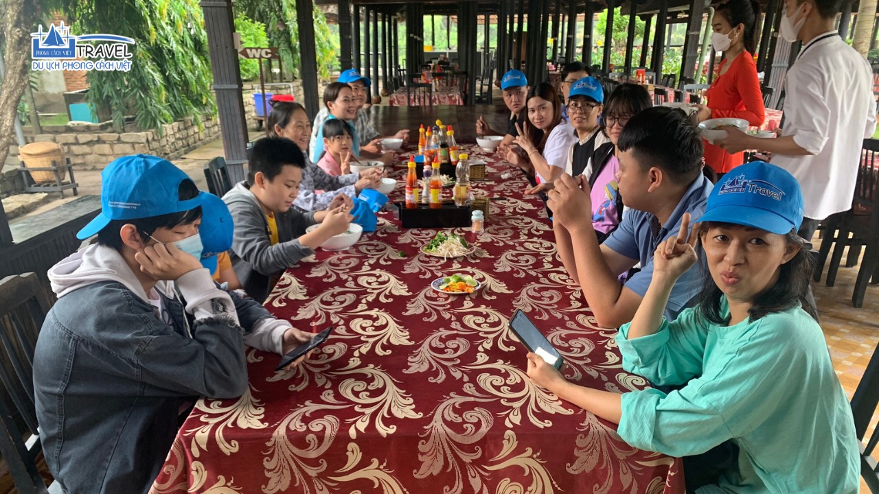 gia-dinh-cung-nhau-doi-bua-an