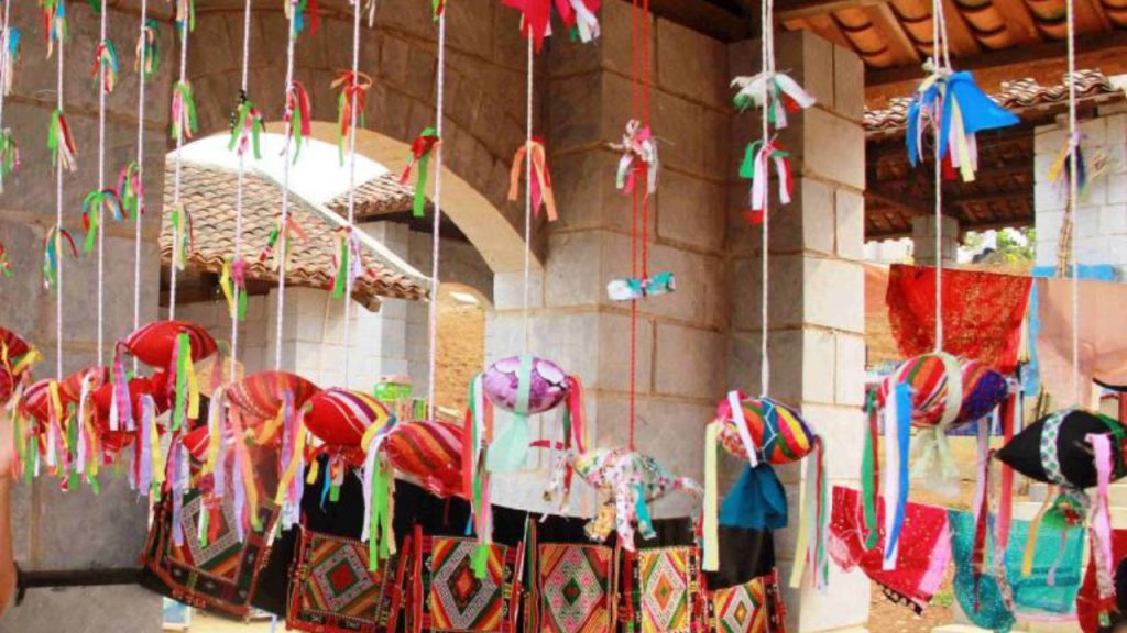 khu-mua-qua-luu-niem-tai-cafe-me-linh