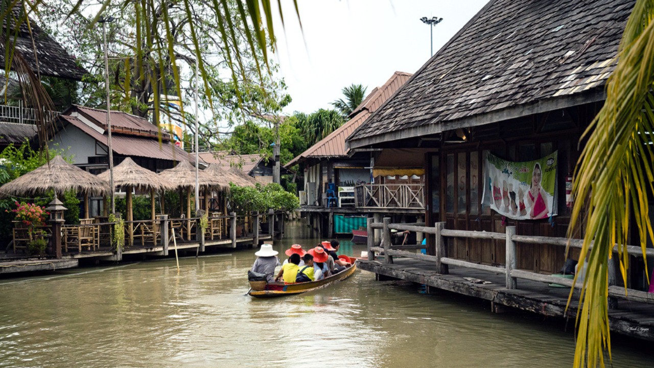 dao-tren-thuyen-tham-quan