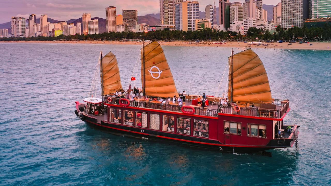 logo-cua-du-thuyen-emperor-cruises