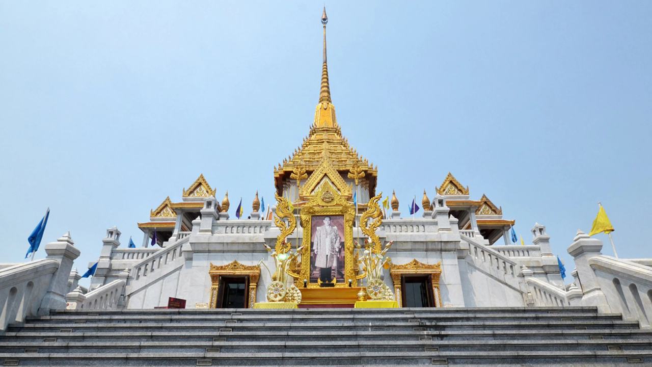 Ngoi-chua-Wat-Traimit