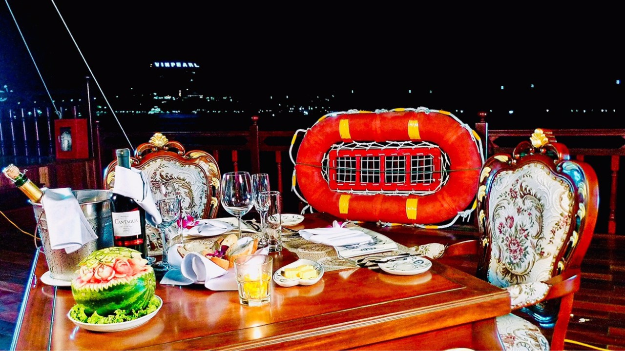 thuong-thuc-am-thuc-tren-du-thuyen-hoang-de