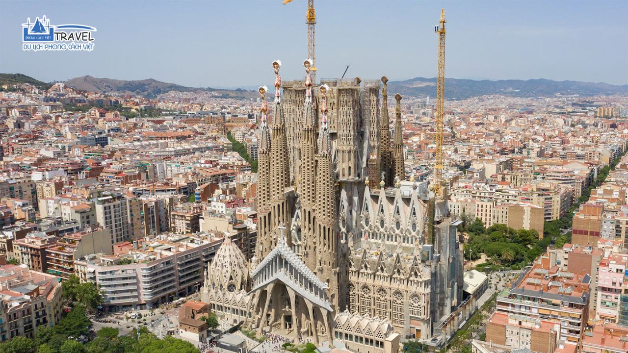 nha-tho-sagrada-familia-tour-phap