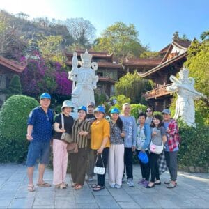 Tham quan chùa trên Núi Cấm