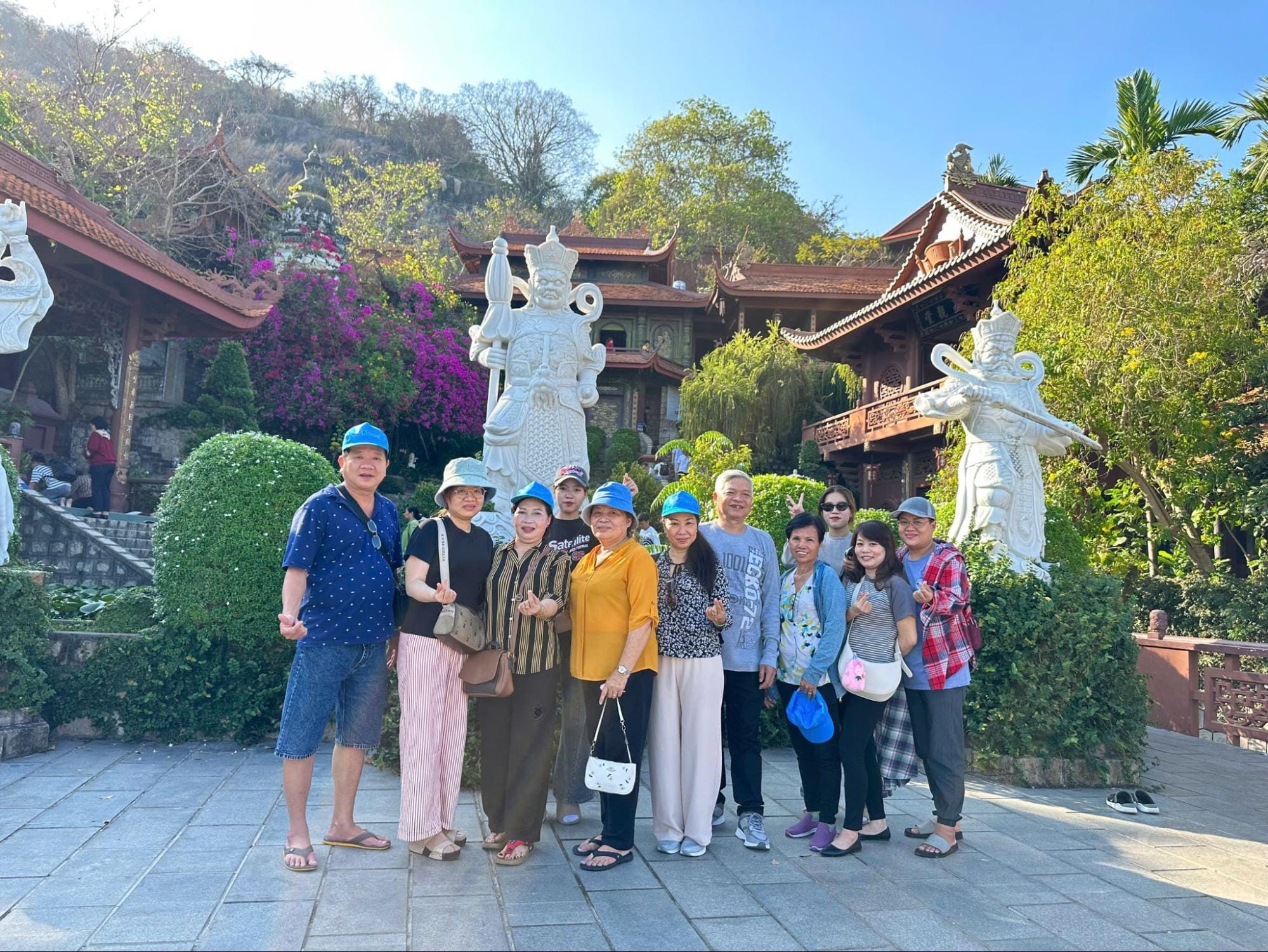 Tham quan chùa trên Núi Cấm