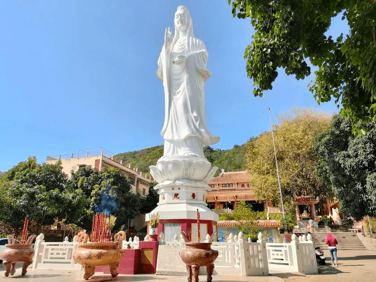 Phổ Đà Sơn Quan Âm Bồ Tát Tự tọa lạc trên cung đường vòng Núi Lớn