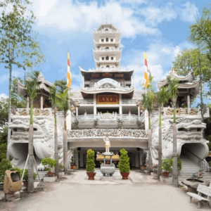 Đoàn tìm hiểu chùa Pháp Vân
