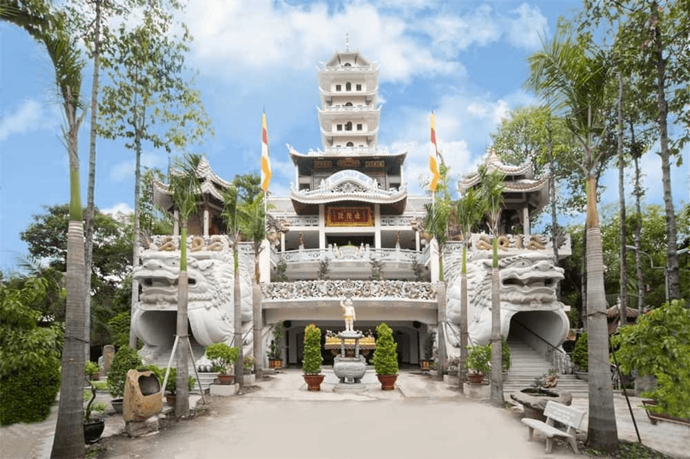 Đoàn tìm hiểu chùa Pháp Vân
