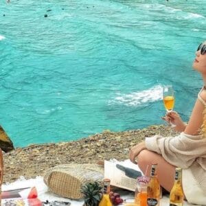 Làn nước biển xanh mát để tận hưởng cảm giác từng cơn sóng biển vỗ nhè nhẹ