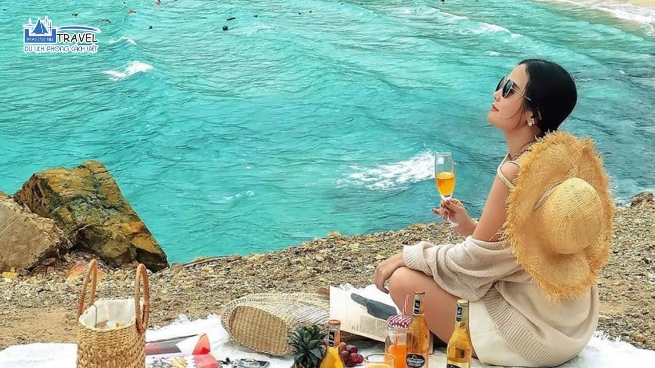 Làn nước biển xanh mát để tận hưởng cảm giác từng cơn sóng biển vỗ nhè nhẹ