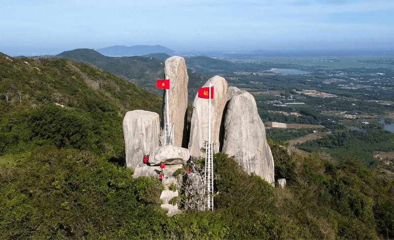 Tham quan Núi Minh Đạm - căn cứ kháng chiến được hình thành từ thời kháng chiến chống Pháp