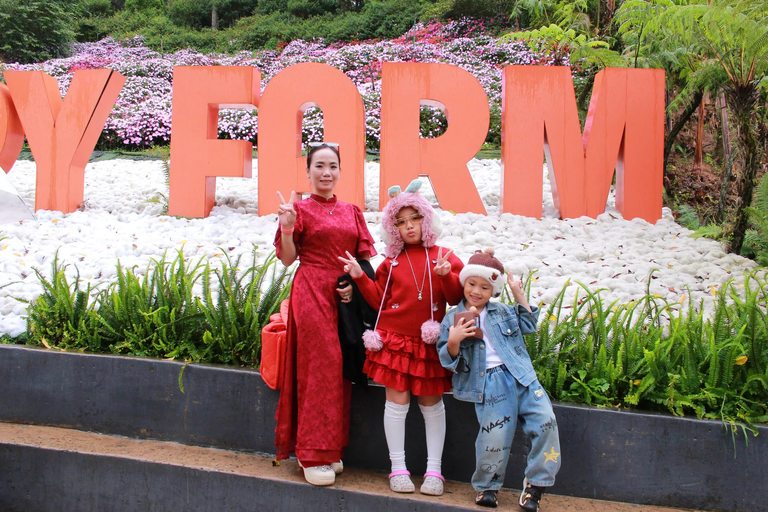 Chụp ảnh check-in vườn hoa tại Puppy Farm