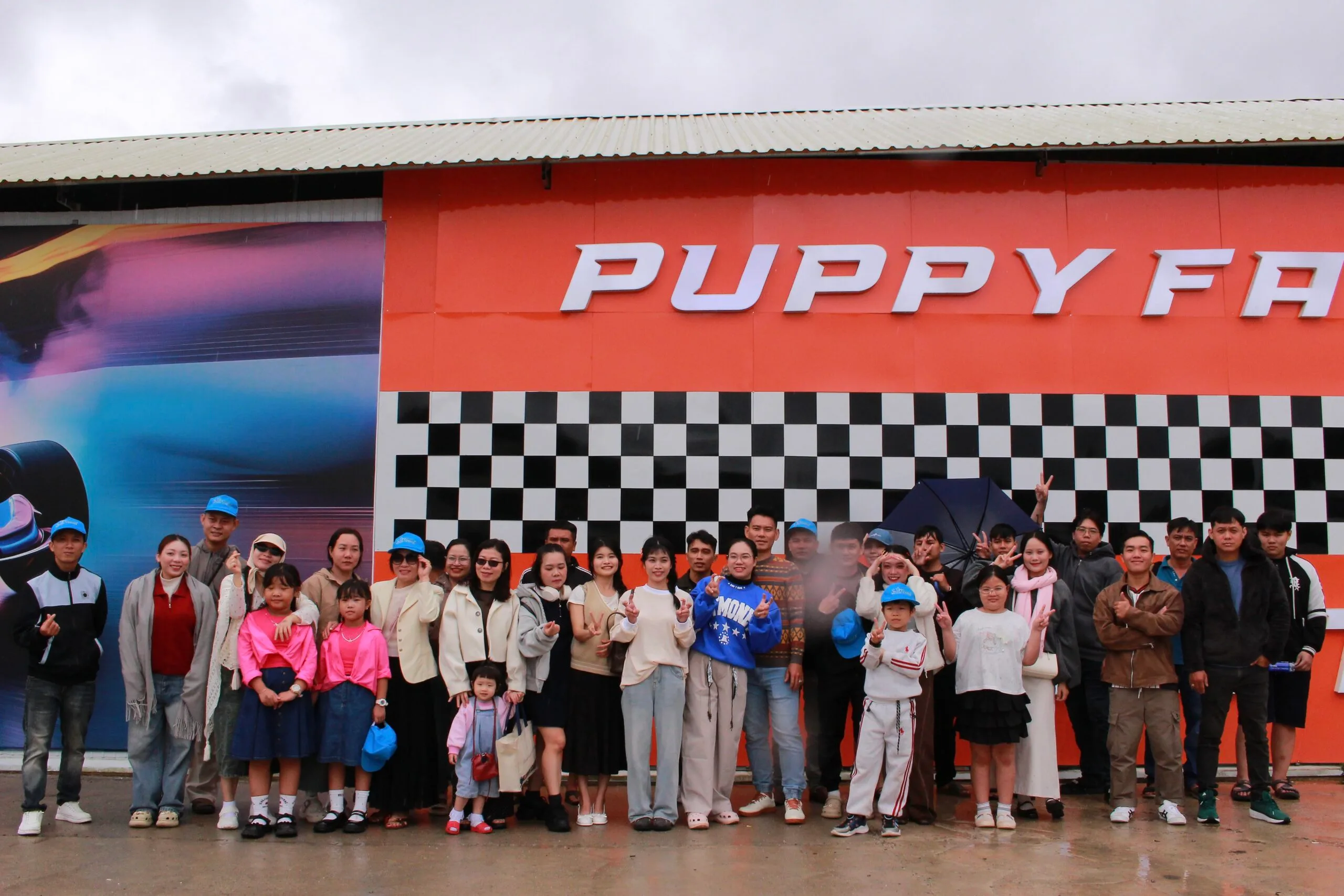 Đoàn chụp ảnh kỷ niệm tại Puppy Farm