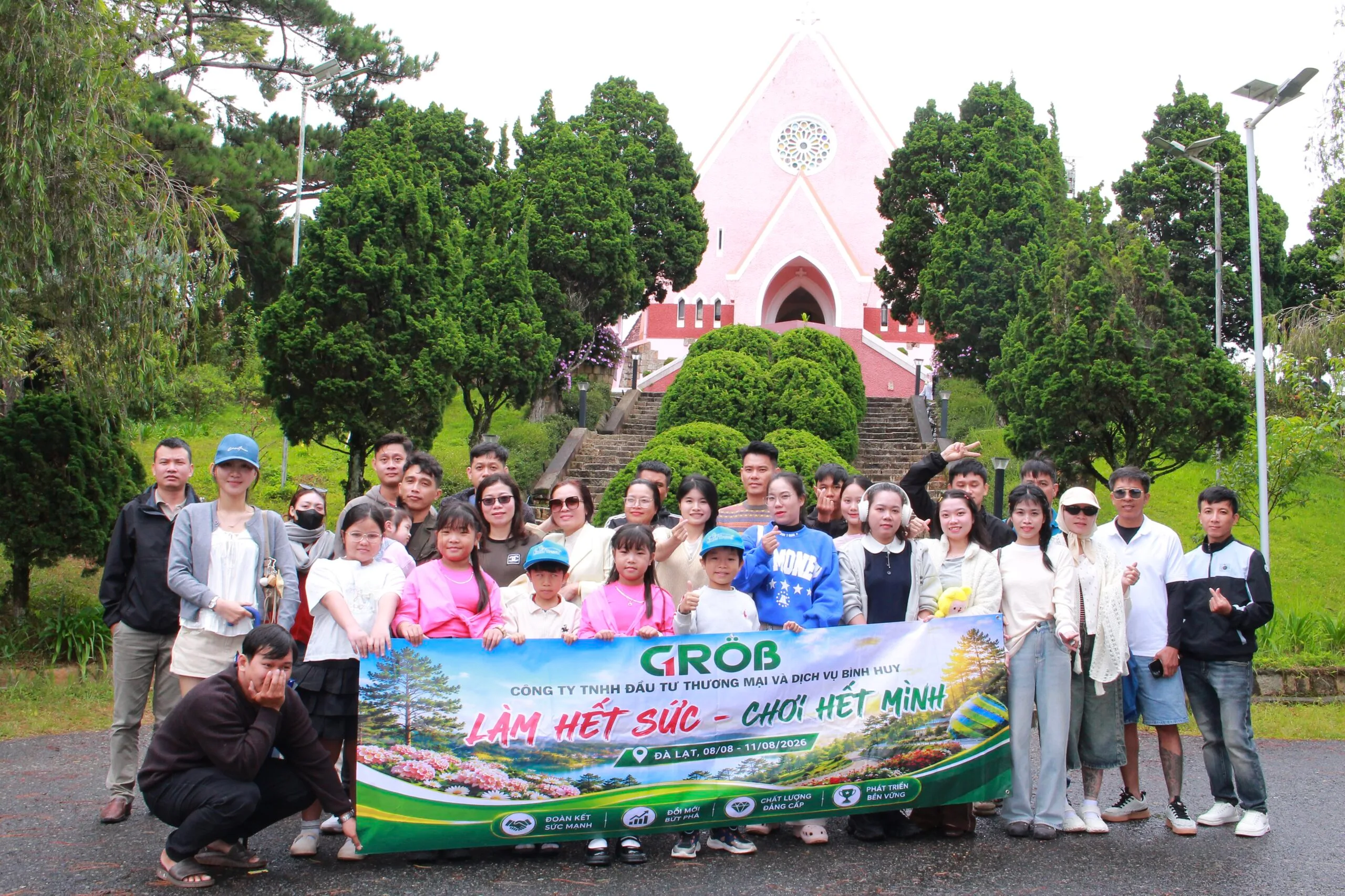 Đoàn ghé check-in Nhà thờ Domaine de Marie