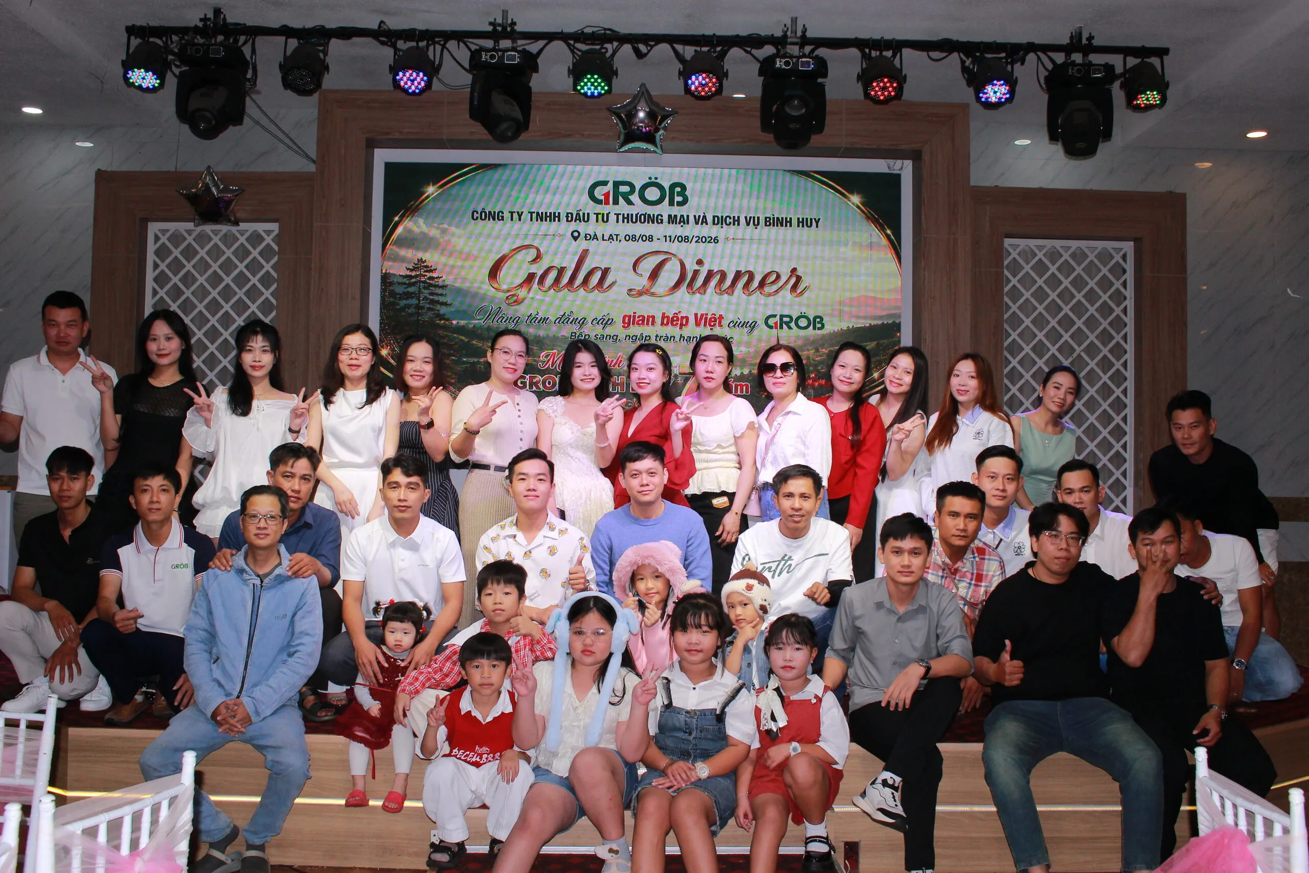 Toàn thể nhân viên tham gia gala dinner