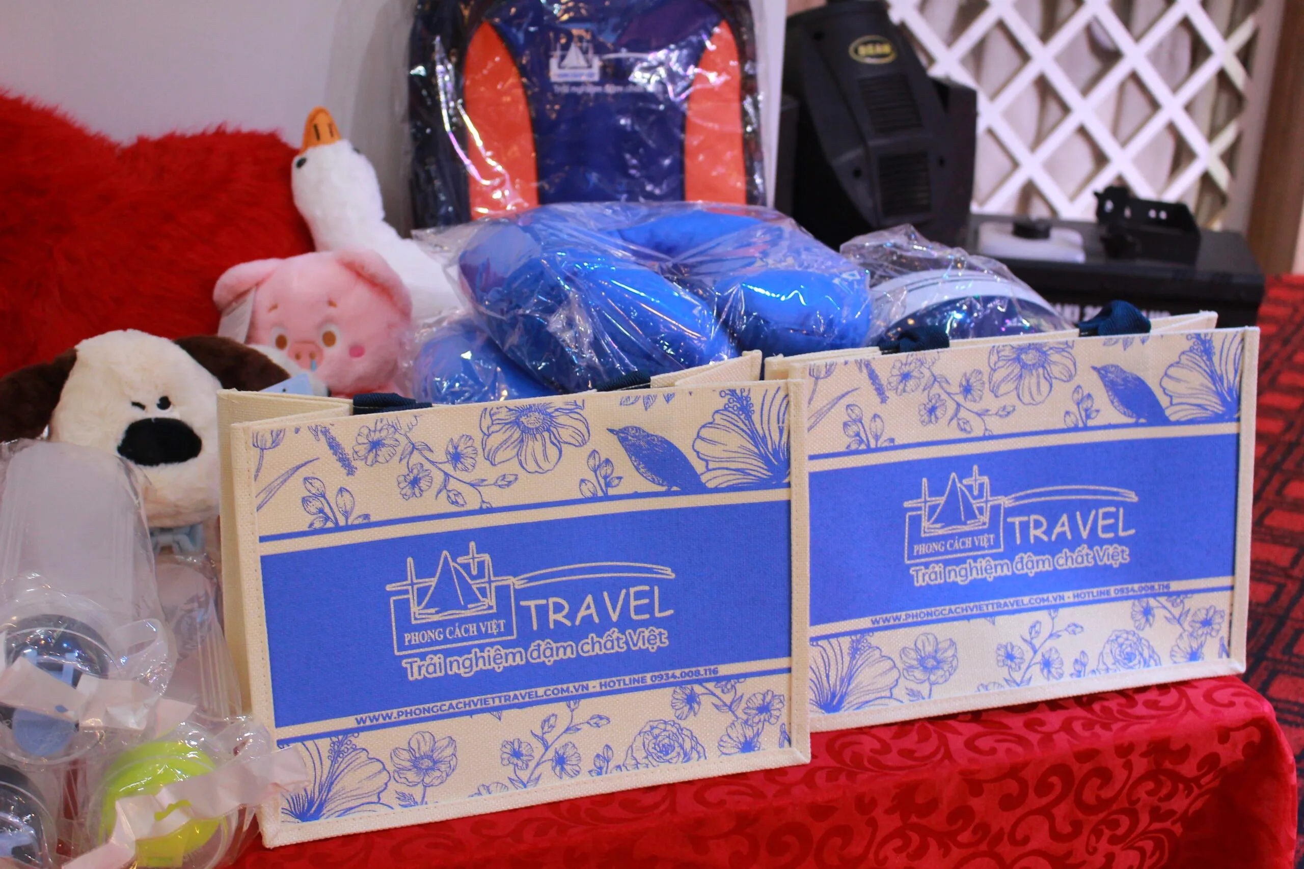 Các món quà tặng được setup chỉn chu từ Phong Cách Việt Travel