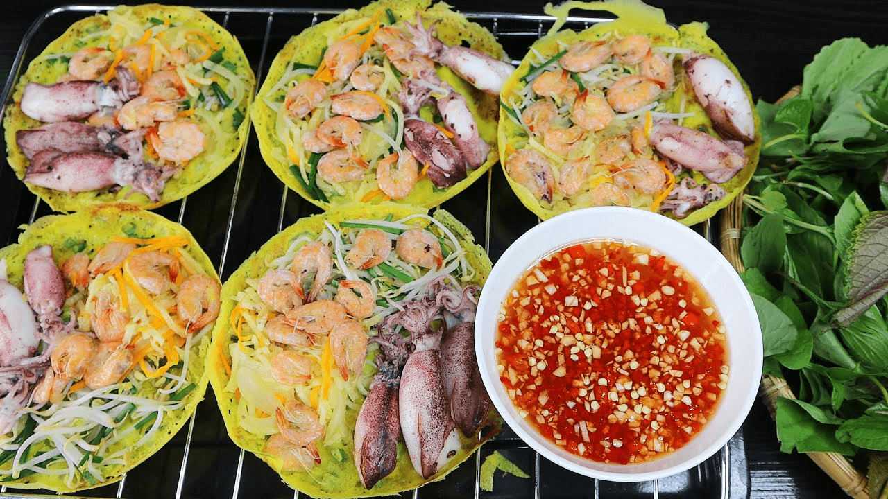 Thưởng thức bánh xèo mực tại các quán ăn trong làng