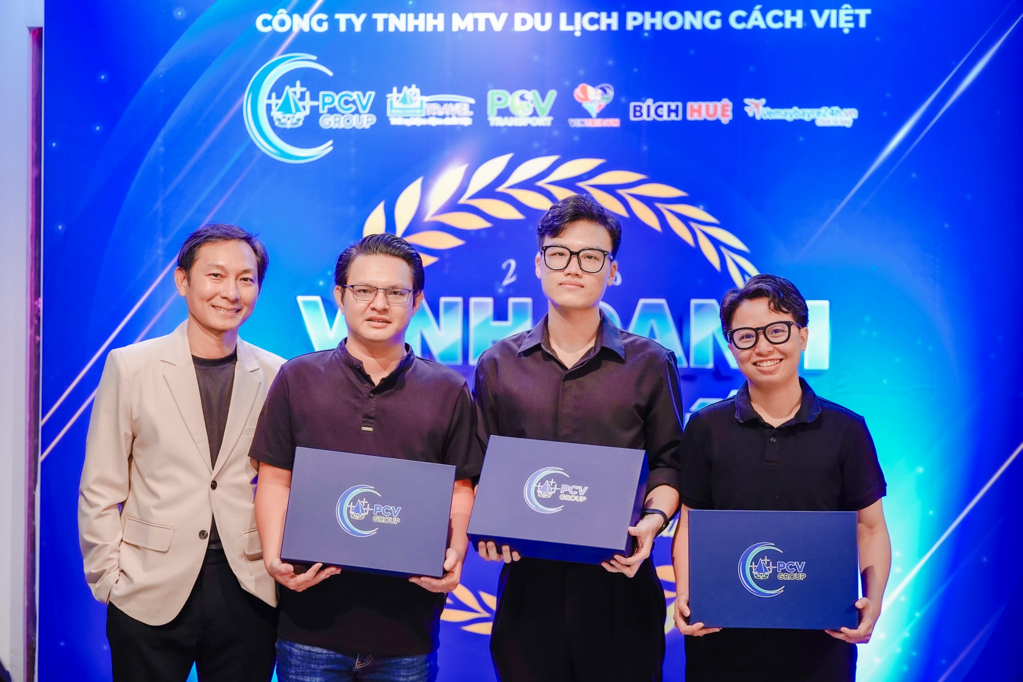 Khen thưởng đội ngũ Vintrip với những đóng góp trong công tác điều hành