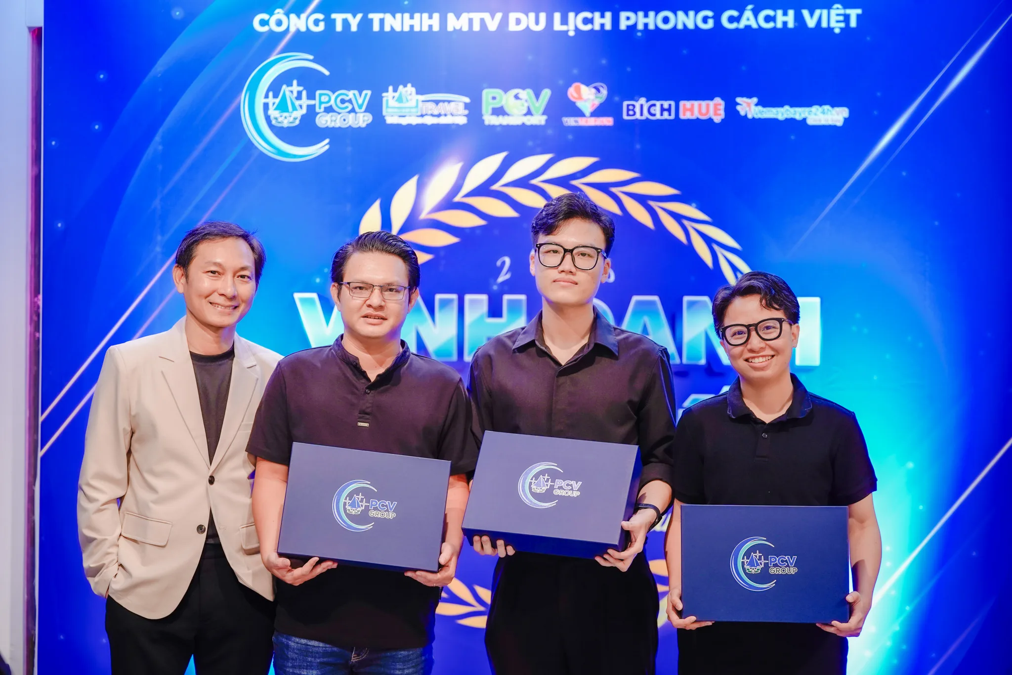 Khen thưởng đội ngũ Vintrip với những đóng góp trong công tác điều hành