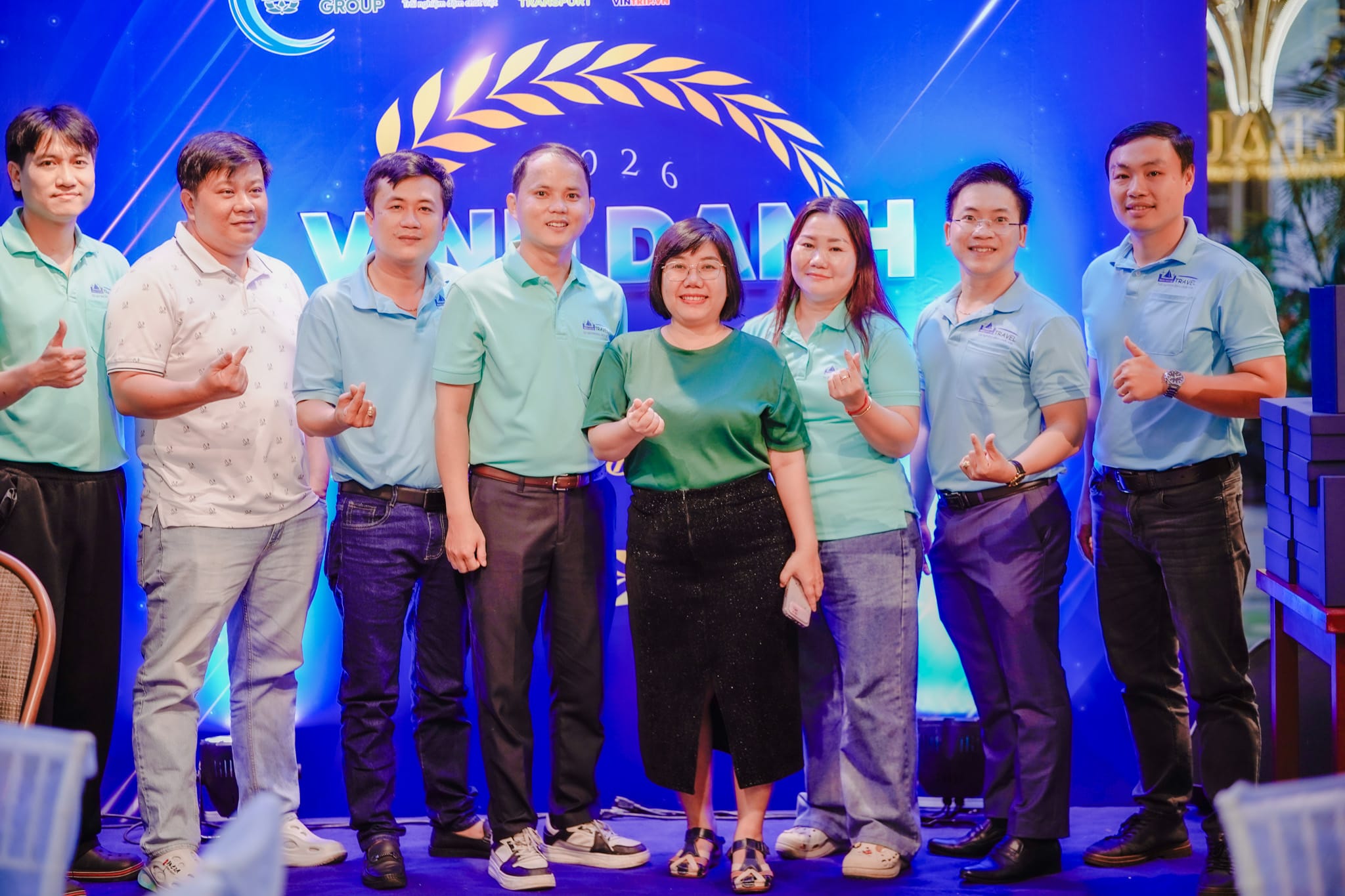 Ban Giám Đốc chụp hình lưu niệm cùng Ban Trưởng Phòng