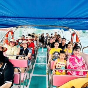Cano đưa khách đi khám phá biển đảo