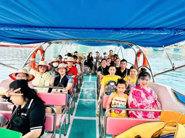 Cano đưa khách đi khám phá biển đảo