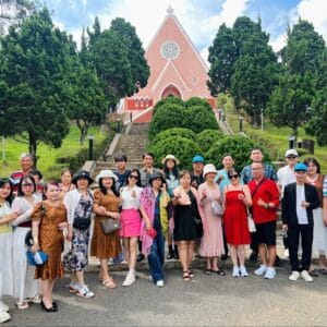 Nhà thờ Domaine De Marie nổi bật với gam màu hồng đặc trưng