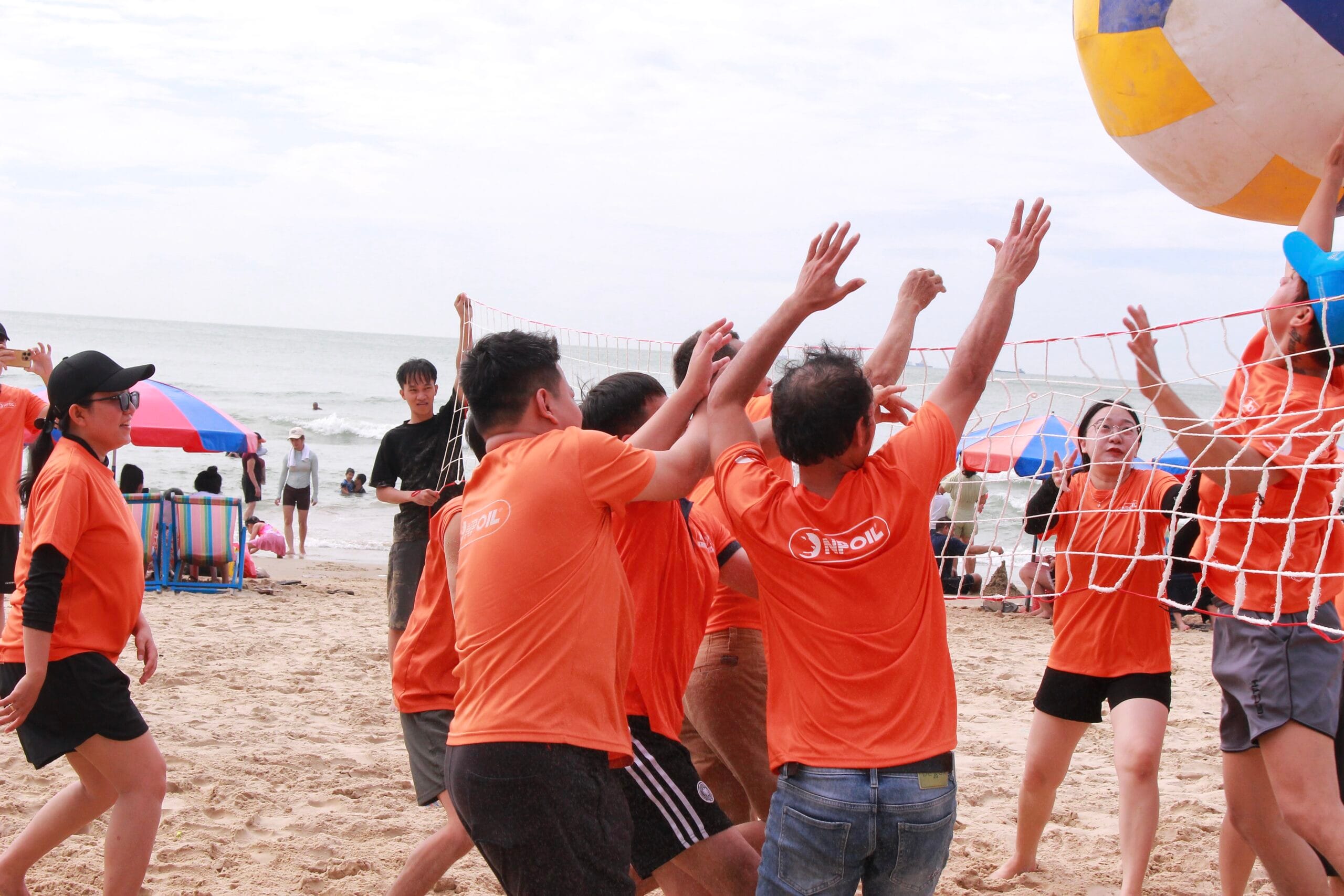 Sôi động Team Building “WE ARE ONE” trên biển
