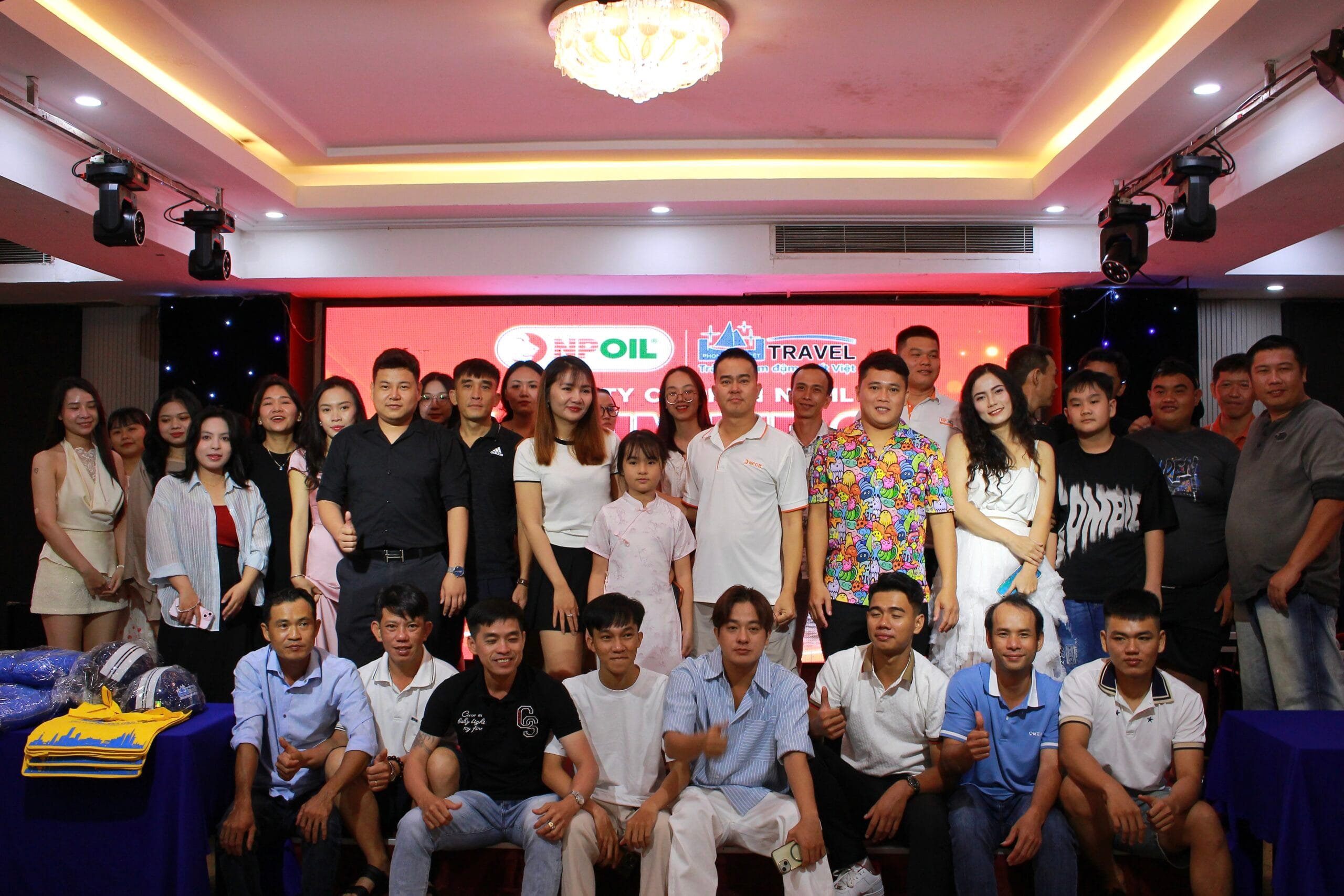 Toàn thể nhân viên chụp hình lưu niệm tại buổi Gala Dinner