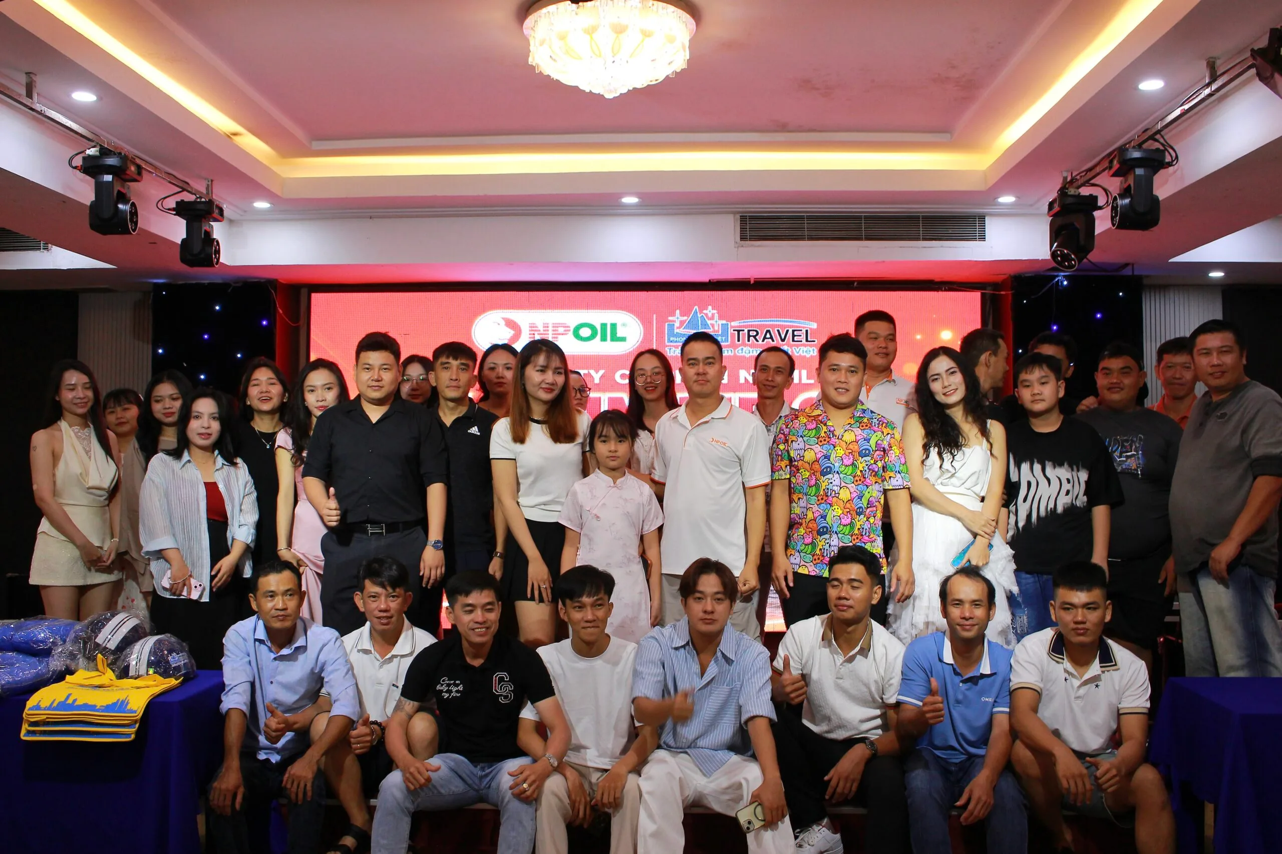 Toàn thể nhân viên chụp hình lưu niệm tại buổi Gala Dinner