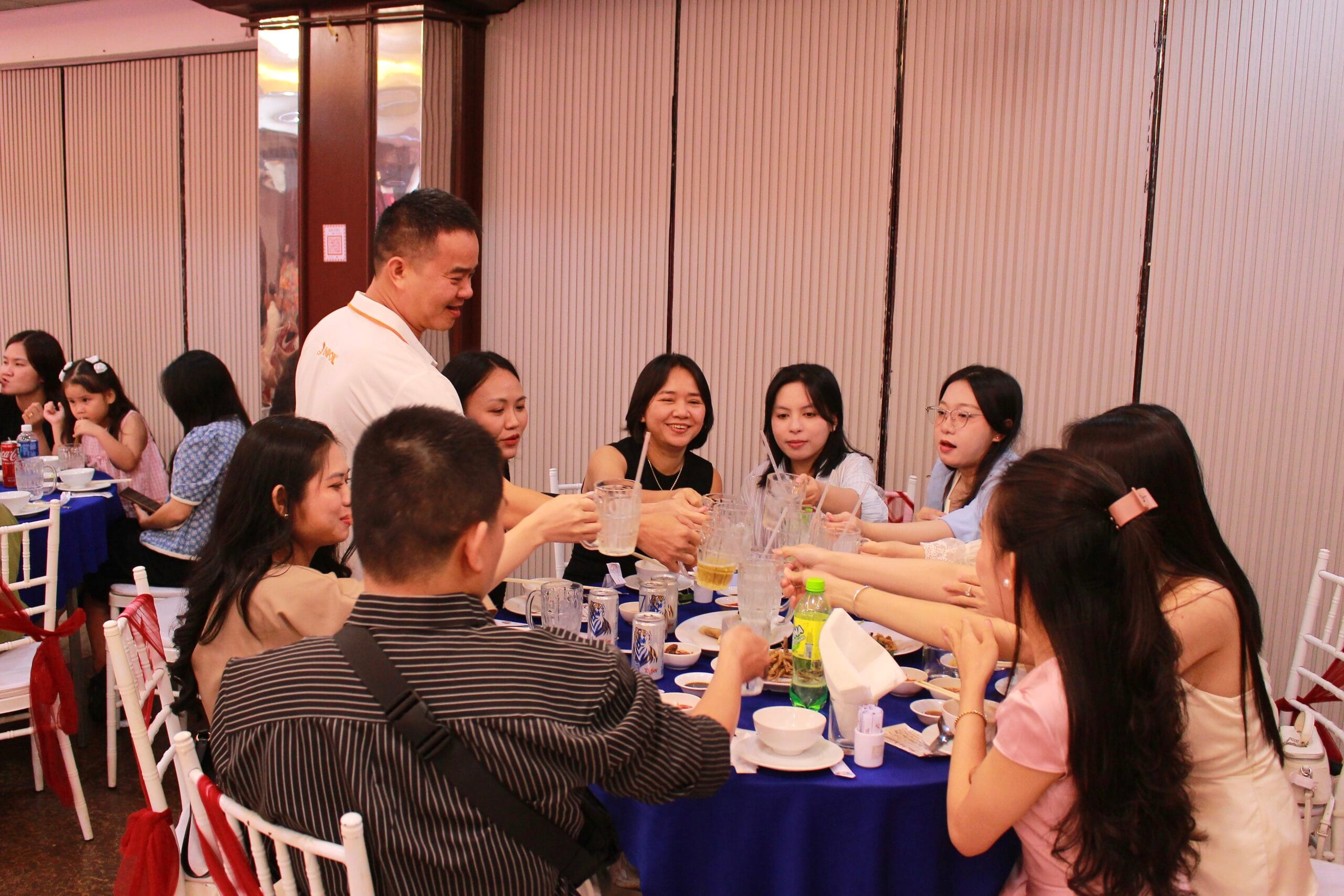 Các thành viên tham gia bữa tiệc gala dinner của công ty