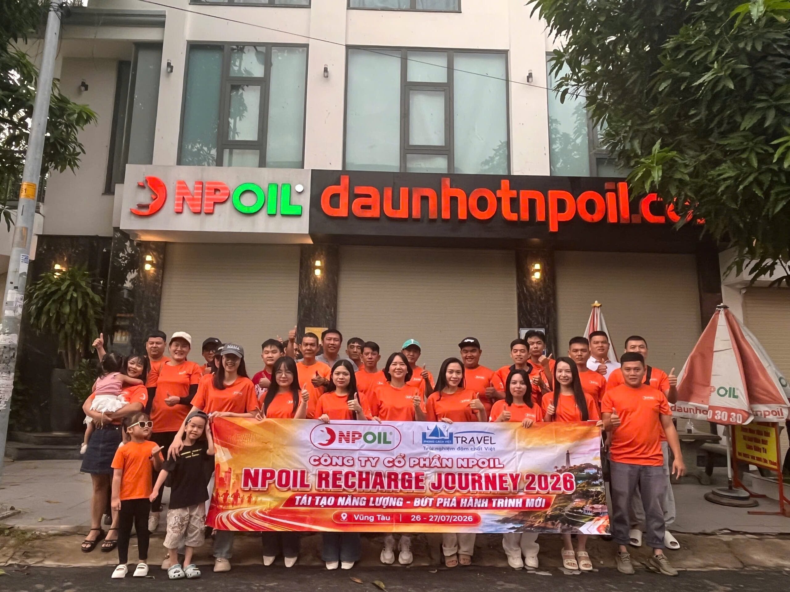 Các thành viên tập trung trước tòa nhà của công ty