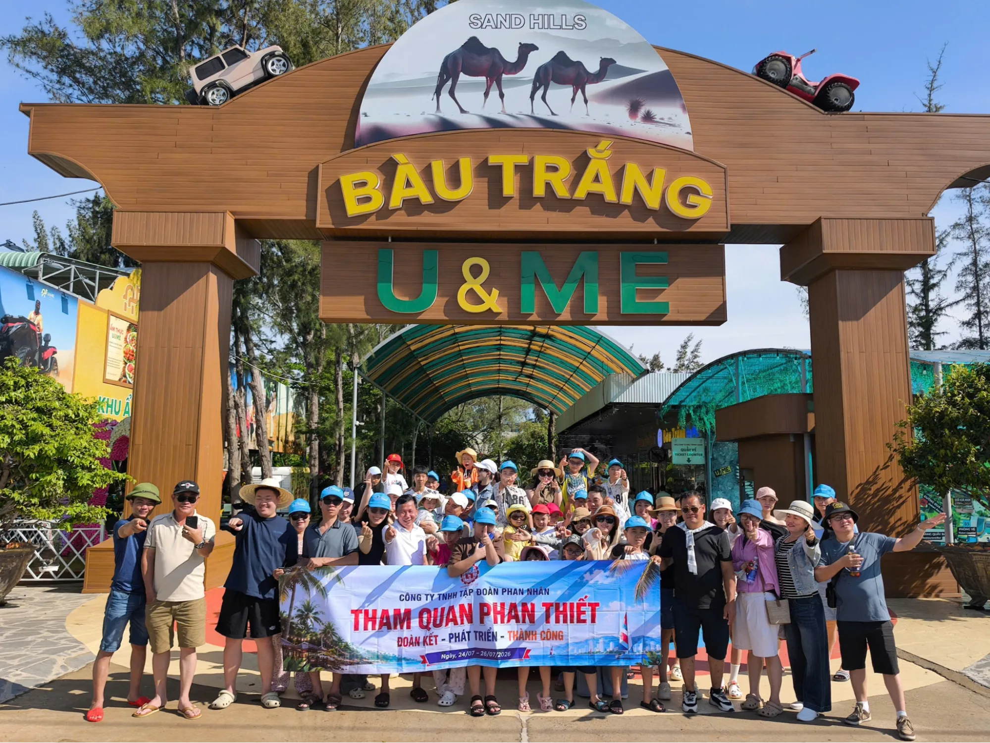 Đoàn check-in tại Bàu Trắng, khám phá triền cát trải dài bên hồ nước