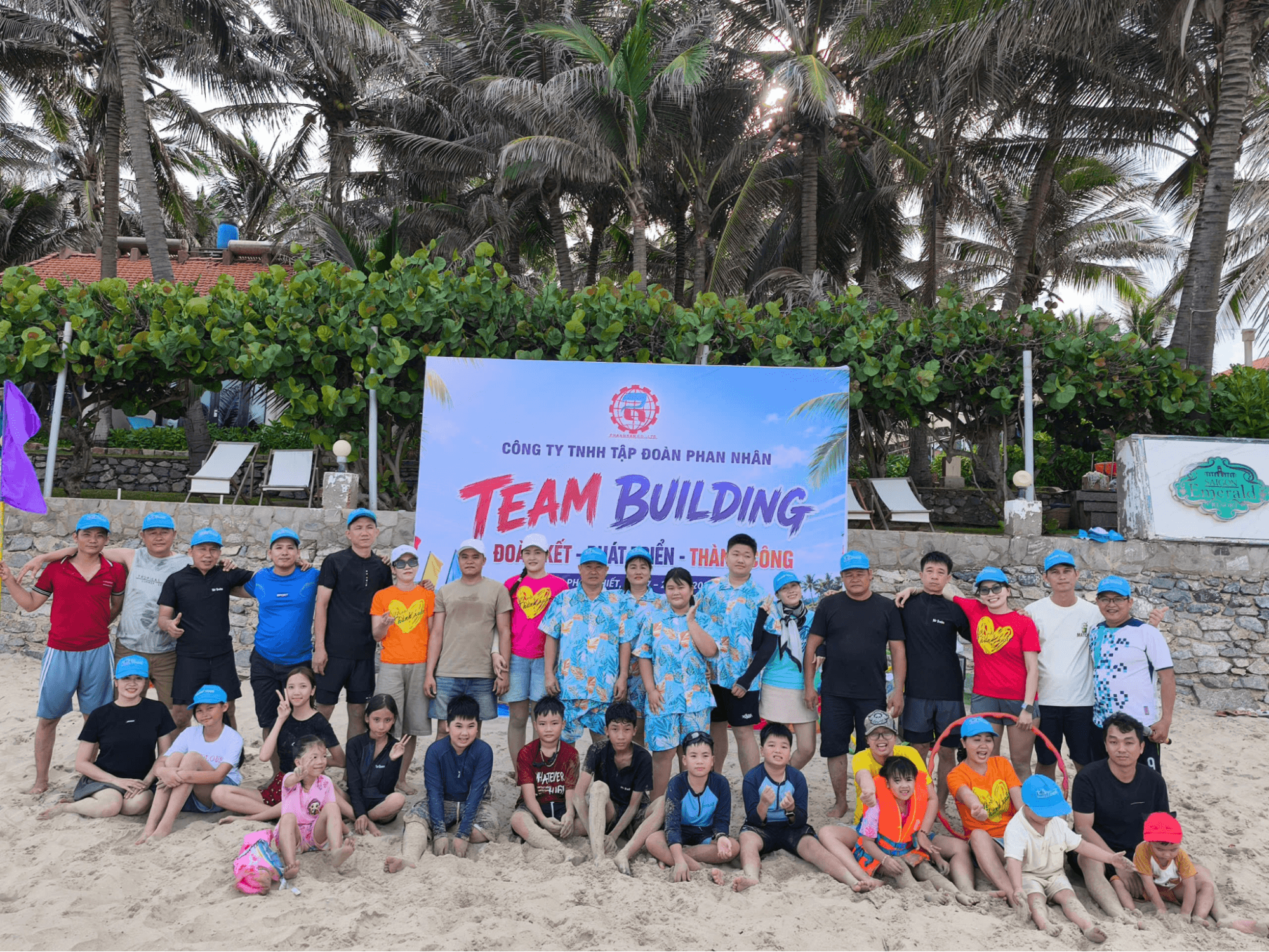 Chụp hình lưu niệm Team Building tại bãi biển