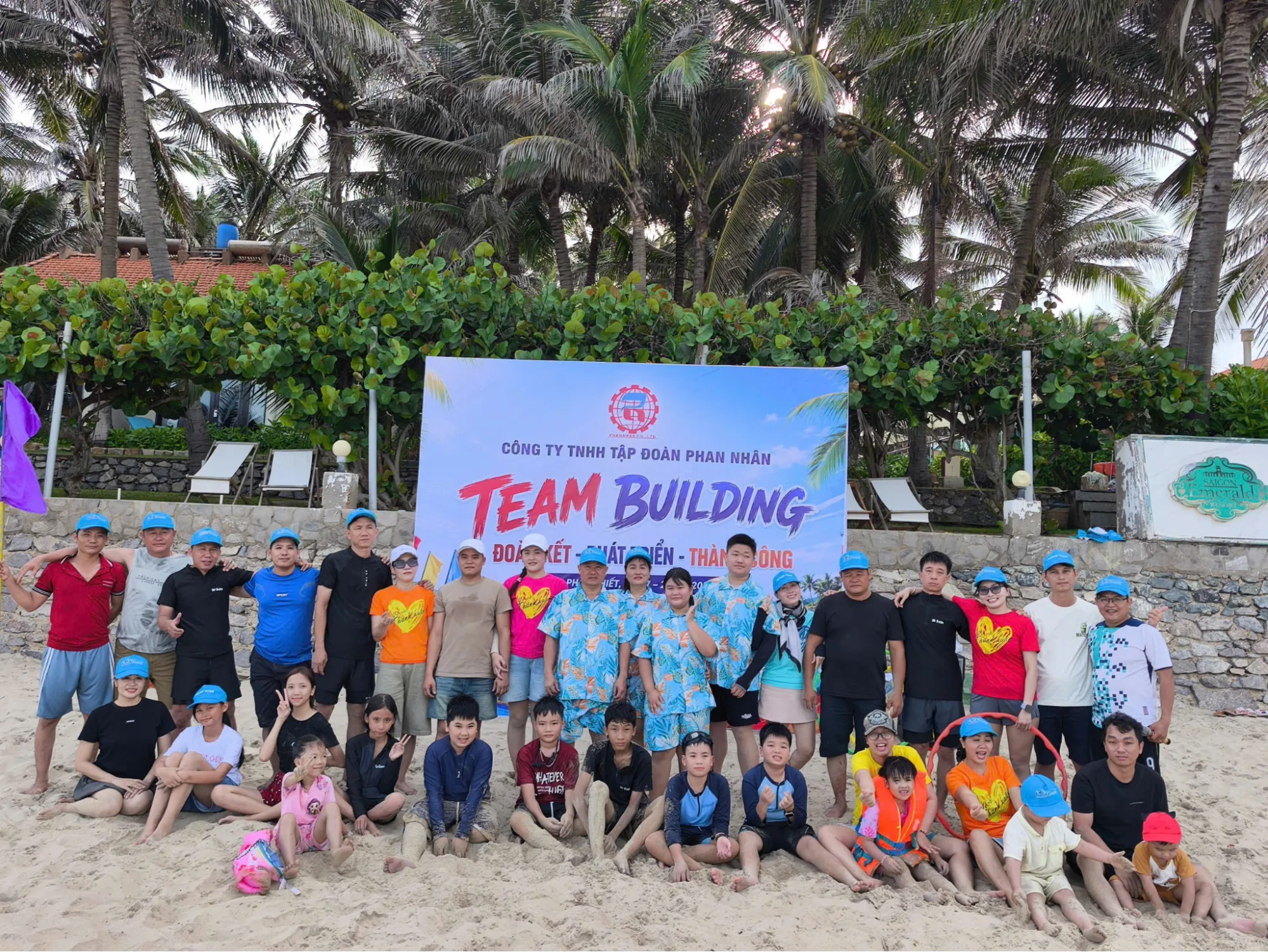 Chụp hình lưu niệm Team Building tại bãi biển