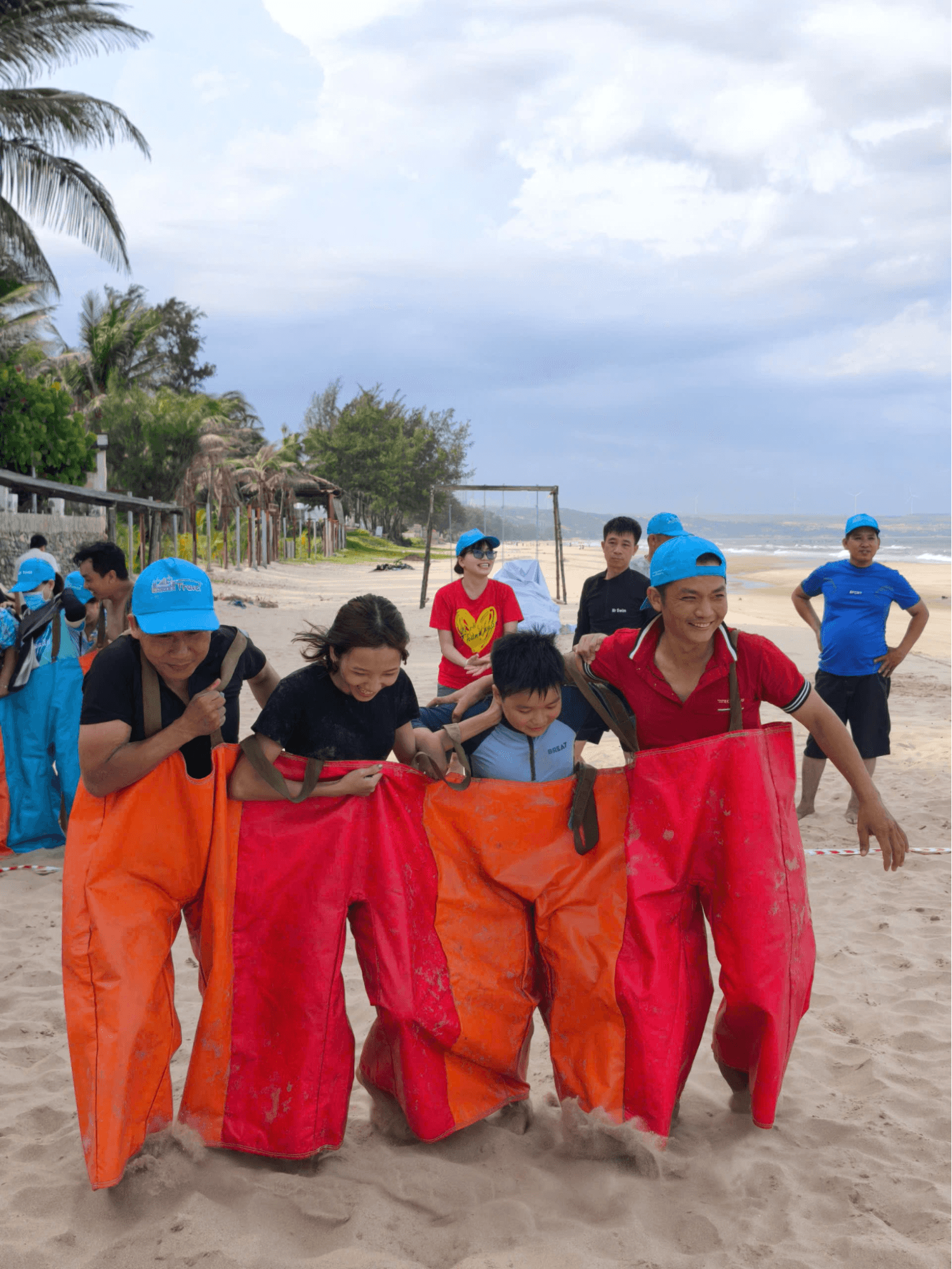 Không khí trên bãi biển trở nên náo nhiệt với những màn tranh tài