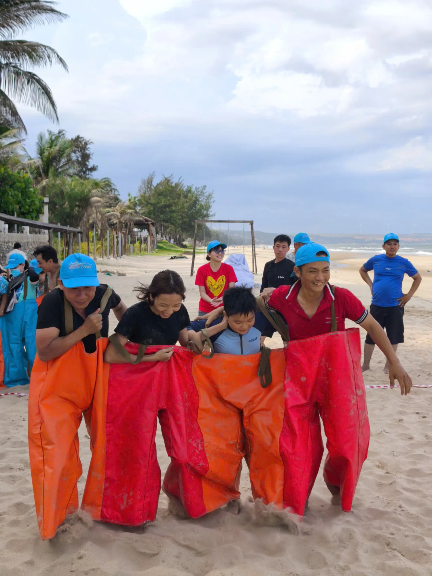 Không khí trên bãi biển trở nên náo nhiệt với những màn tranh tài