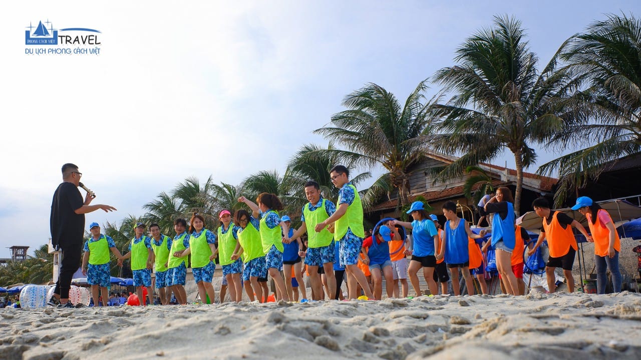 Team cùng nhau tham gia các trò chơi vui nhộn trên bãi biển Long Hải