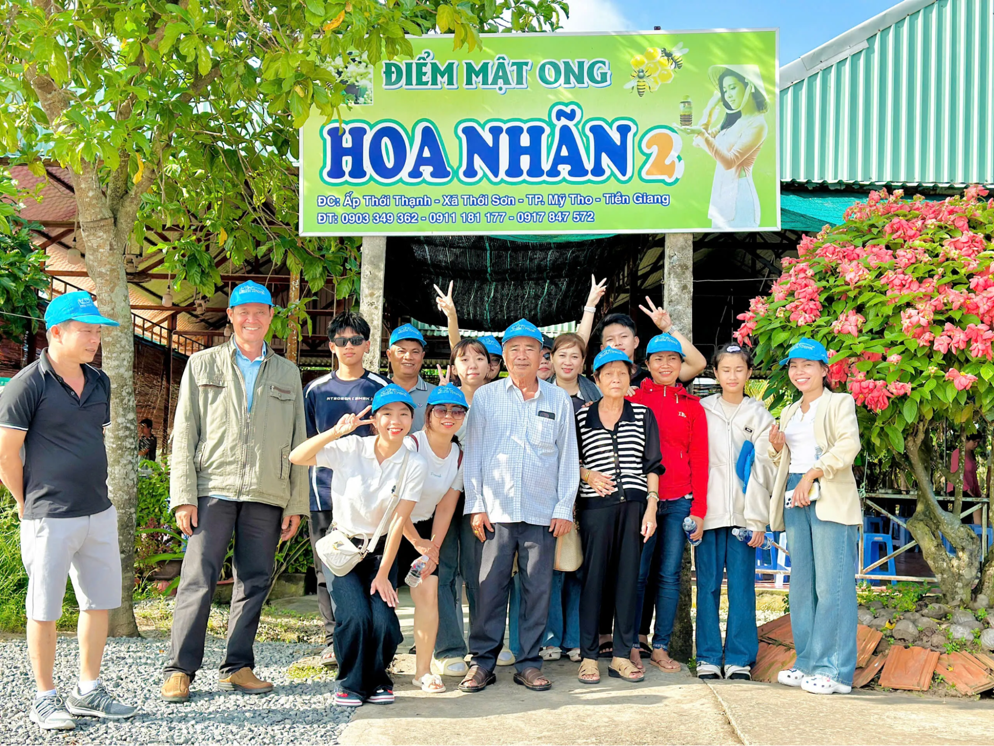 Ghé trại nuôi ong để thưởng thức trà mật ong chanh