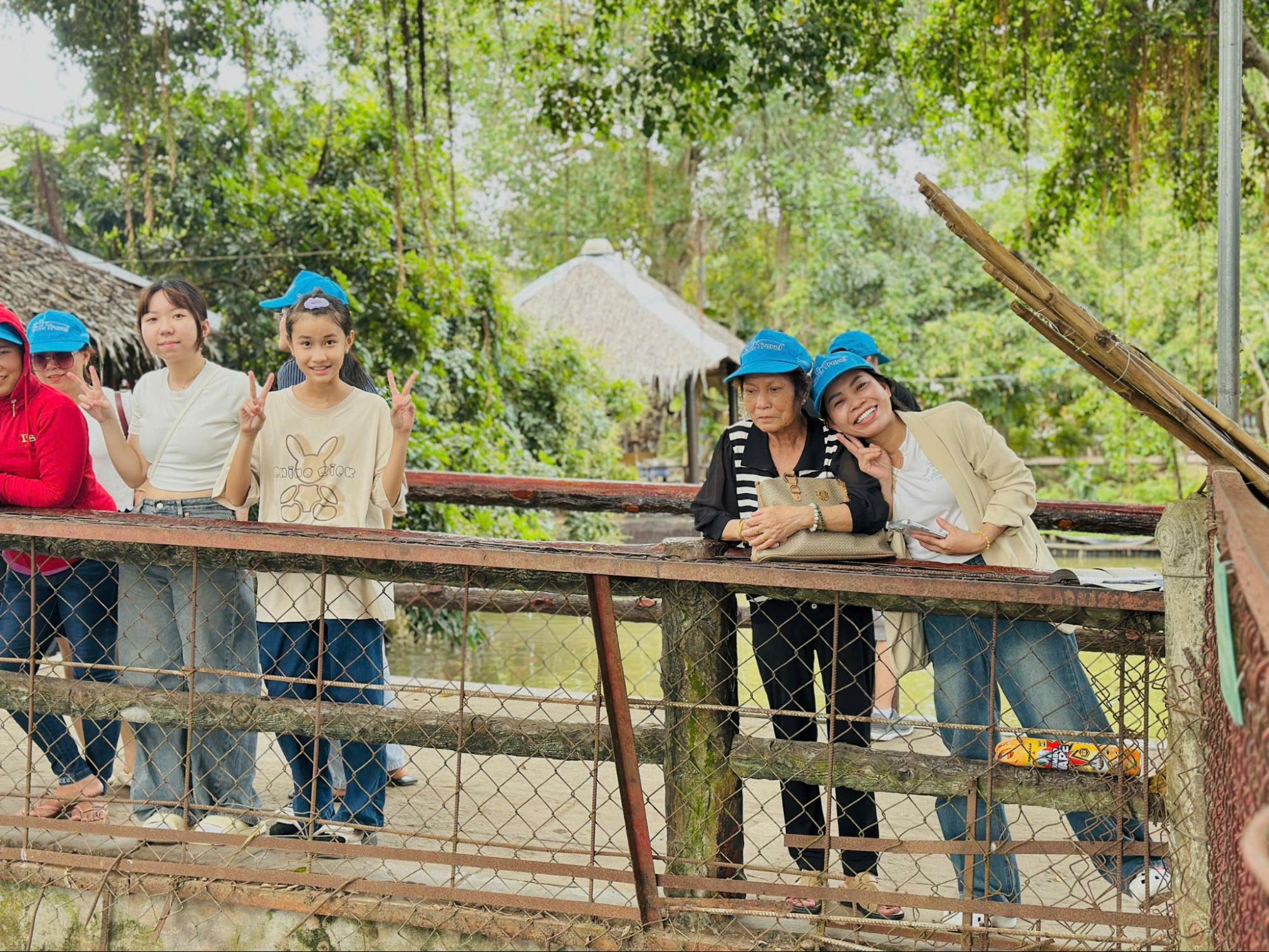 Đoàn tham quan, tản bộ theo đường làng