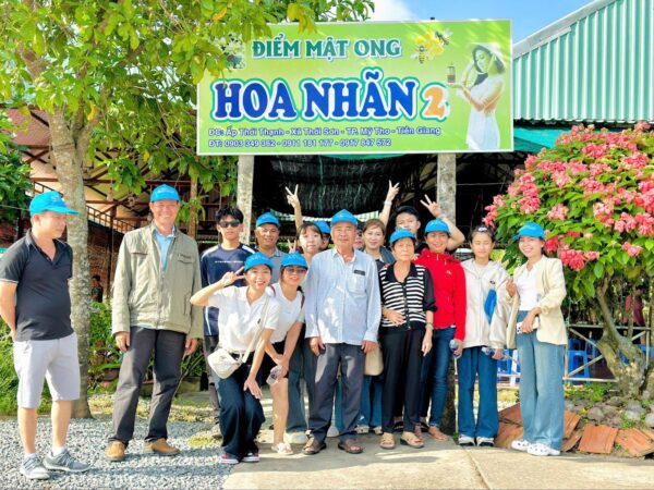 Ghé trại nuôi mật ong và thưởng thức trà mật ong chanh