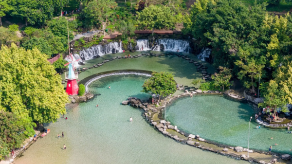 Tham quan, chụp hình tại khu du lịch Suối Mơ