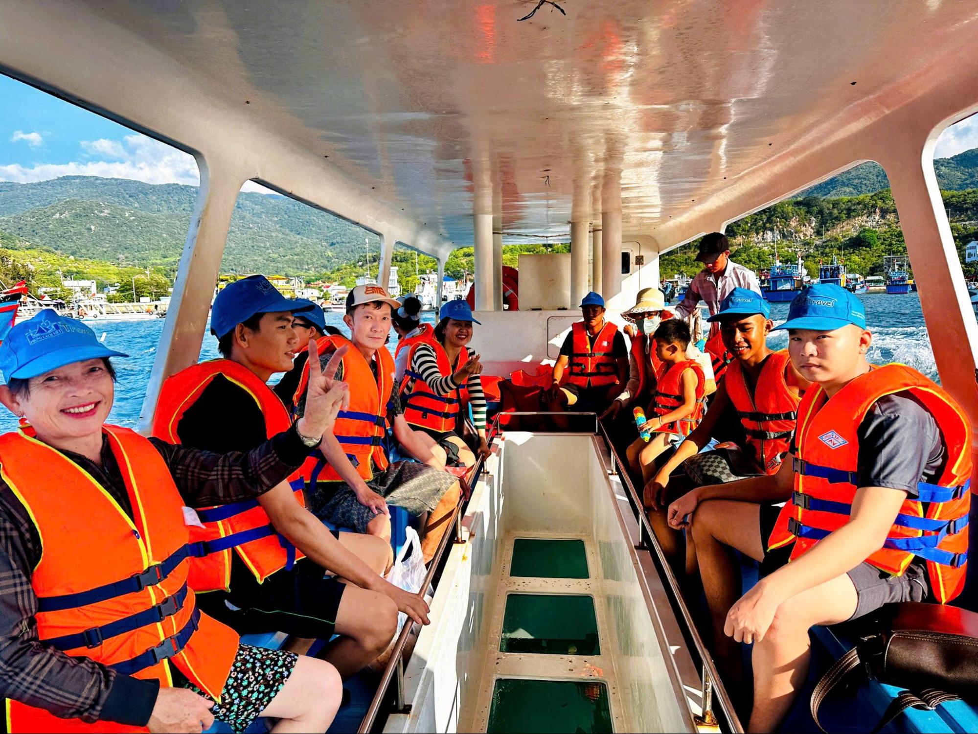 Lên tàu đáy kính bắt đầu hành trình khám phá Vịnh Vĩnh Hy