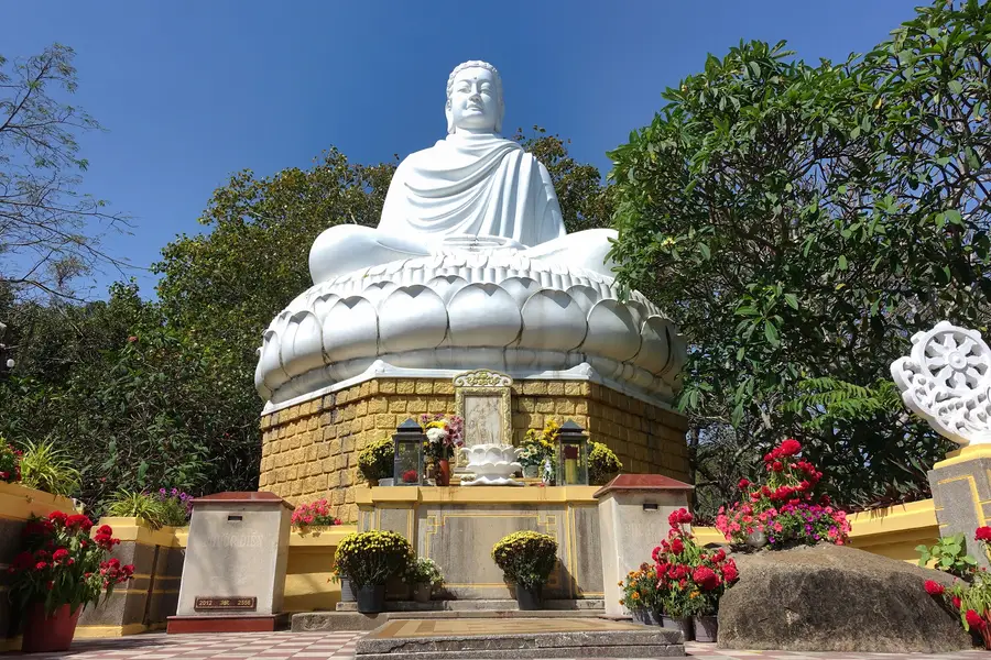 Chiêm bái tượng Thích Ca Phật Đài