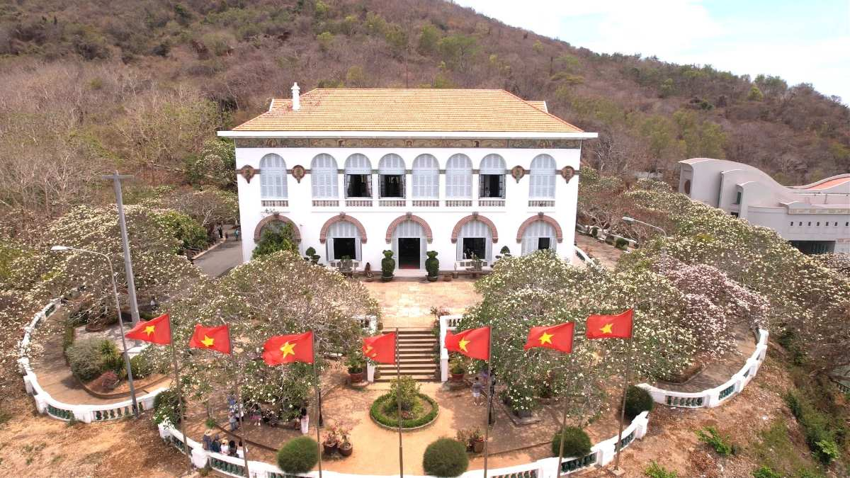 Bạch Dinh, công trình kiến trúc Pháp cổ nằm trên sườn Núi Lớn