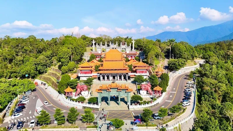 Văn Võ Miếu nằm ở phí Bắc hồ Nhật Nguyệt