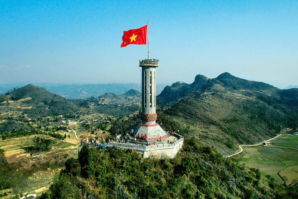Du Lịch Cột Cờ Lũng Cú: Trọn Bộ Bí Kíp Chạm Tay Vào Nơi Địa Đầu Tổ Quốc