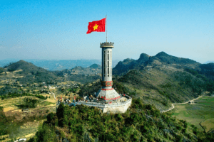 Du Lịch Cột Cờ Lũng Cú: Trọn Bộ Bí Kíp Chạm Tay Vào Nơi Địa Đầu Tổ Quốc